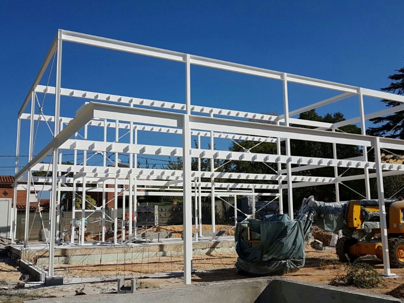 Construcción de estructura metálica para edificio mixto (Metal/Madera) en la localidad de Sant Cugat del Vallés.
