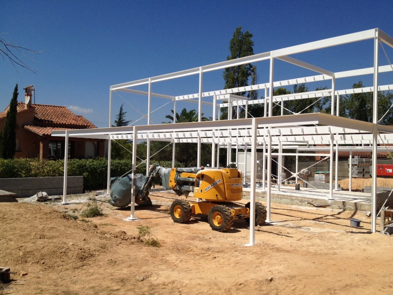 Construcción de estructura metálica para edificio mixto (Metal/Madera) en la localidad de Sant Cugat del Vallés.