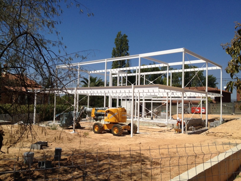 Construcción de estructura metálica para edificio mixto (Metal/Madera) en la localidad de Sant Cugat del Vallés.