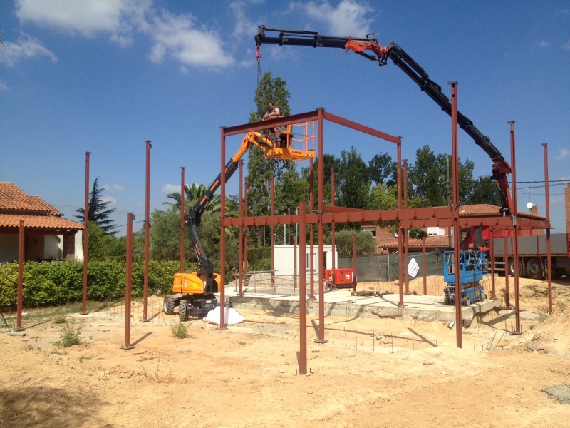 Construcción de estructura metálica para edificio mixto (Metal/Madera) en la localidad de Sant Cugat del Vallés.