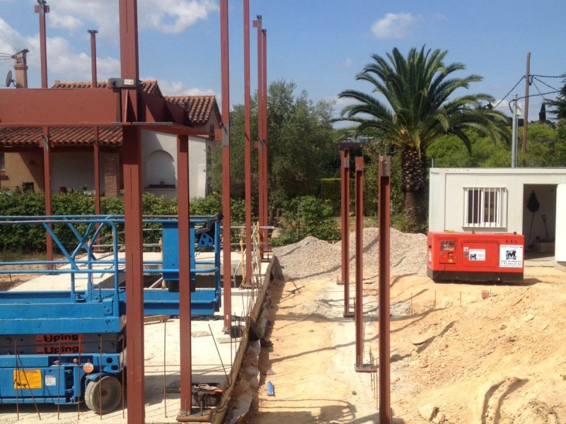 Construcción de estructura metálica para edificio mixto (Metal/Madera) en la localidad de Sant Cugat del Vallés.