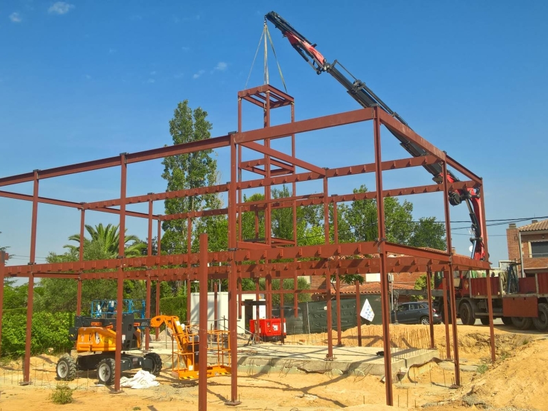 Construcción de estructura metálica para edificio mixto (Metal/Madera) en la localidad de Sant Cugat del Vallés.