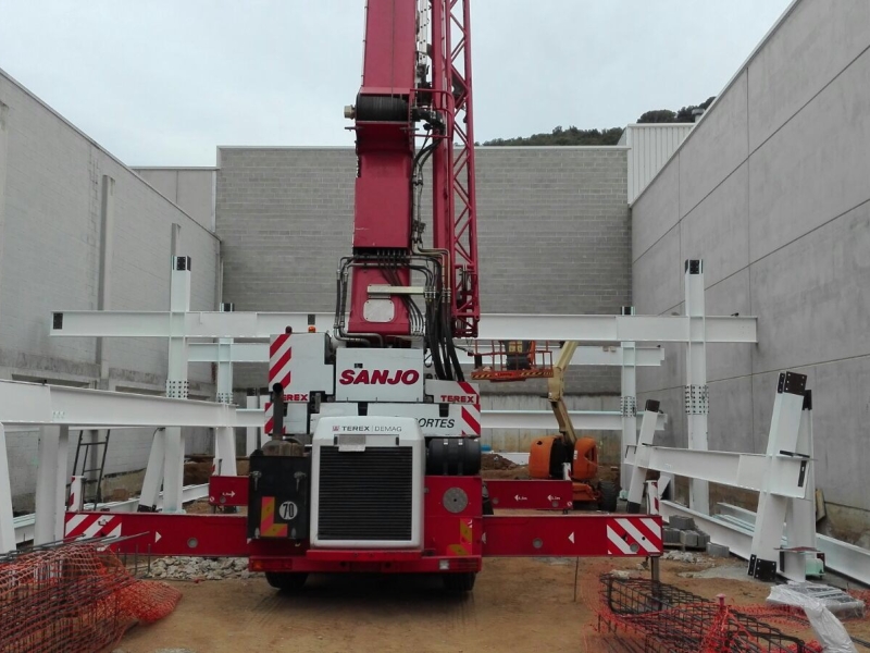 Nave estructural entre medianeras en la localidad de Arenys de Munt para la cual se empleo un sistema de pórticos mixtos de cara a reducir los tiempos de ejecución en obra.