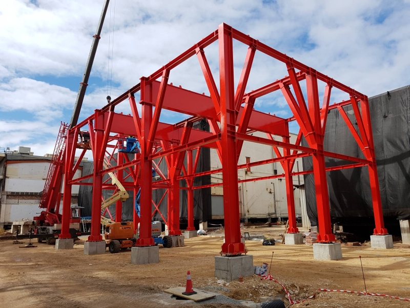 Trabajos para la modificación del proceso productivo de Damm al trasladar el almacenamiento del bagazo a los antiguos terrenos de Cadbury, entre ellos la colocación de una pasarela metálica de 64x5x4,2m y 92 toneladas de peso.