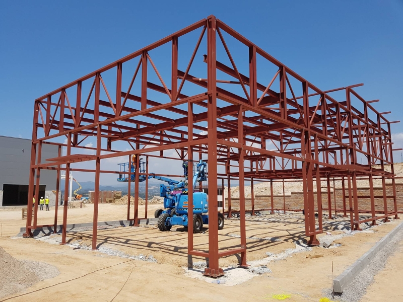 Construcción de edificación aislada para nueva concesión de Viena en la que se relizaron tanto la estructura primaria como la secundaria del edificio, en la localidad de Lliça de Vall, Barcelona.