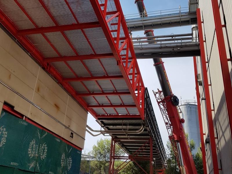 Trabajos dentro de las antiguas instalaciones de Damm de cara a reorganizar el proceso productivo entre ellos la colocación de una pasarela de 52x5x4m y 78 toneladas de peso de la cual se descolgo una mezzanine intermedia para trabajos de mantenimiento.