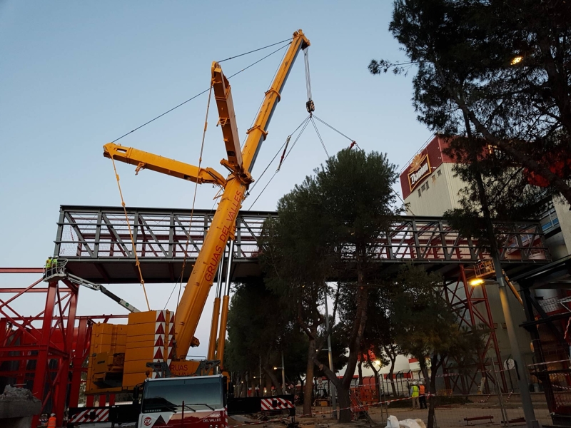 Trabajos para la modificación del proceso productivo de Damm al trasladar el almacenamiento del bagazo a los antiguos terrenos de Cadbury, entre ellos la colocación de una pasarela metálica de 64x5x4,2m y 92 toneladas de peso.