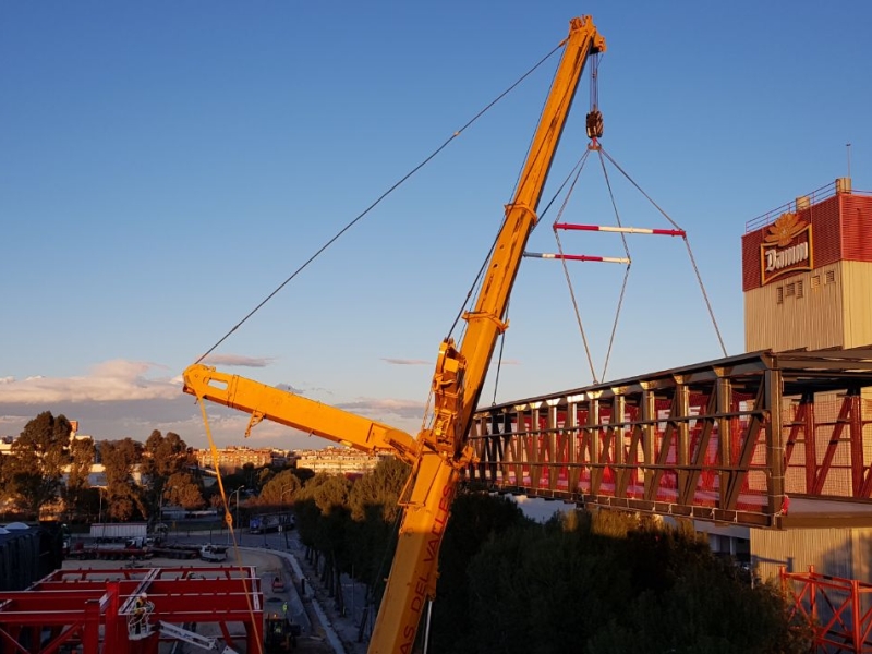 Trabajos para la modificación del proceso productivo de Damm al trasladar el almacenamiento del bagazo a los antiguos terrenos de Cadbury, entre ellos la colocación de una pasarela metálica de 64x5x4,2m y 92 toneladas de peso.