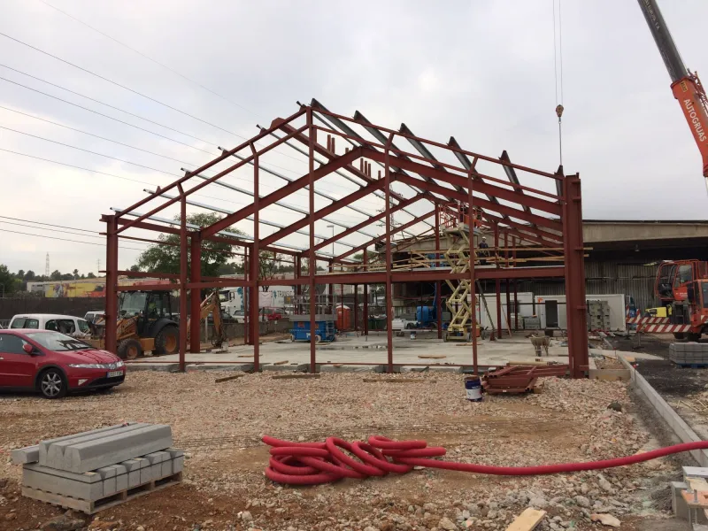 Construcción de edificación aislada para nueva concesión de Viena en la que se relizaron tanto la estructura primaria como la secundaria del edificio, en la localidad de Abrera, Barcelona.