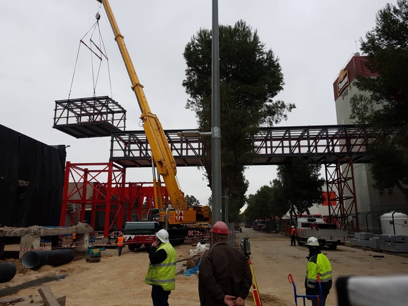 Trabajos para la modificación del proceso productivo de Damm al trasladar el almacenamiento del bagazo a los antiguos terrenos de Cadbury, entre ellos la colocación de una pasarela metálica de 64x5x4,2m y 92 toneladas de peso.