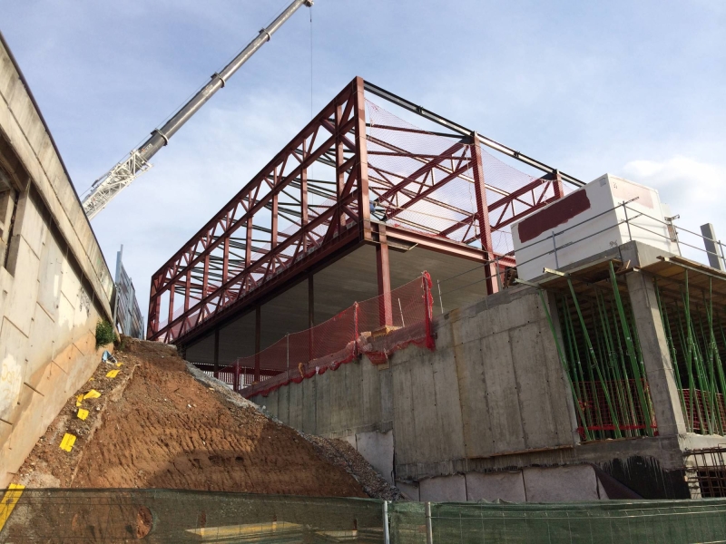 Ejecución de estrutura metálica para cubierta de pendientes variables sobre estructura prefabricada de hormigón, con un voladizo en fachada principal de doce metros de vuelo. La estructura primaria se completo con la ejecución de las escaleras metálicas y todo el sistema de sub estructura para el cerramiento.