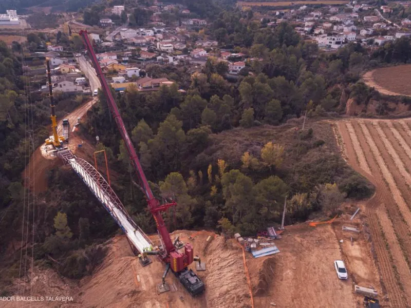 Pasarela metálica en la localidad de Masquefa.Con una longitud total de 72 metros y 3 metros de ancho, atirantada a arco con secciones tubulares, para el izado se precisaron de dos grúas móviles de gran tonelaje.