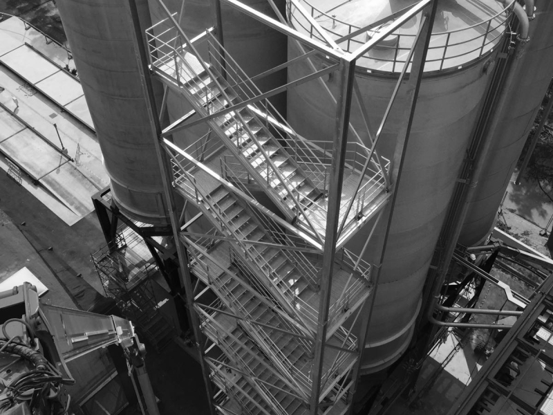 Trabajos para la modificación del proceso productivo de Damm al trasladar el almacenamiento del bagazo a los antiguos terrenos de Cadbury, entre ellos la colocación de una pasarela metálica de 64x5x4,2m y 92 toneladas de peso.