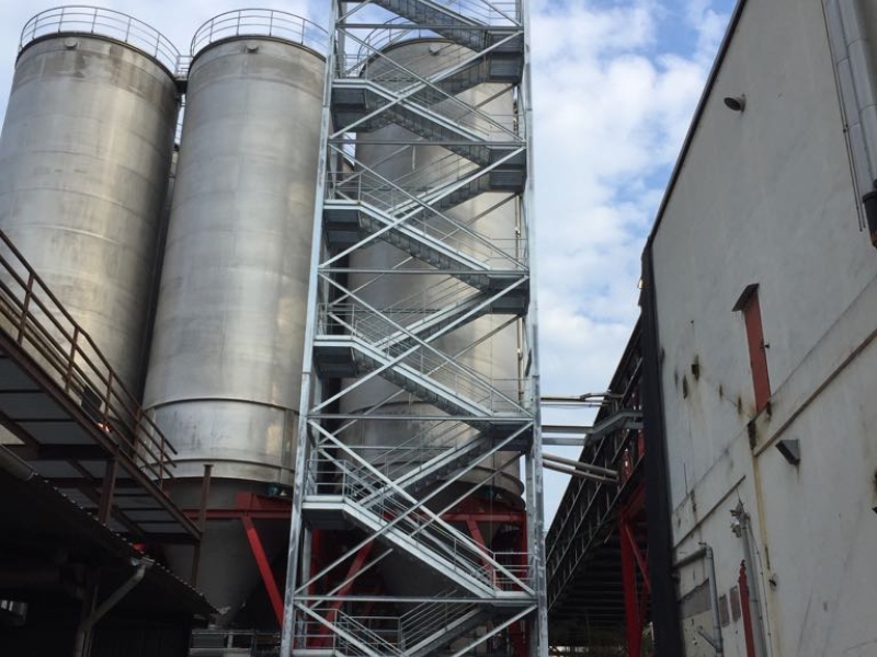 Trabajos para la modificación del proceso productivo de Damm al trasladar el almacenamiento del bagazo a los antiguos terrenos de Cadbury, entre ellos la colocación de una pasarela metálica de 64x5x4,2m y 92 toneladas de peso.