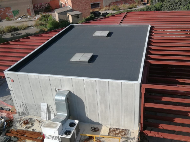 Obra para la ampliación de la fábrica de Miquel i Costas en Capellades así como la rehabilitación de dos edificios existentes para ubicar la sede corporativa. A destacar en los trabajos realizados la colocación de jácenas de gran canto en los edificios existentes y la celosía principal de la ampliación con una luz de treinta metros y 14 tn de peso.