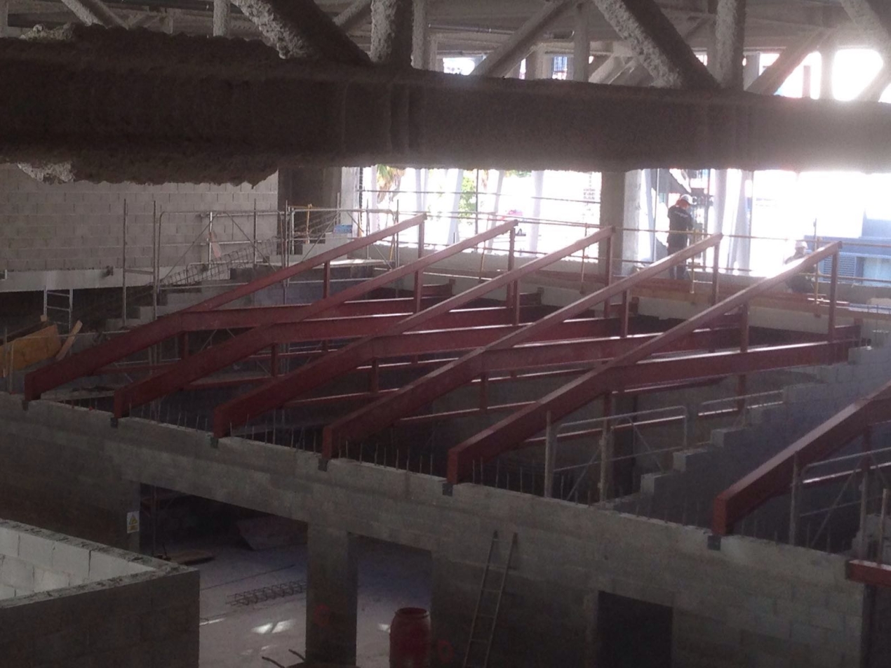 Nuevo equipamiento en Mataro en el que nuestra empresa realizo trabajos de refuerzo y una cubierta interior arquitectonica con celosías variables de catorce metros, contando para el montaje con un acceso muy limitado.
