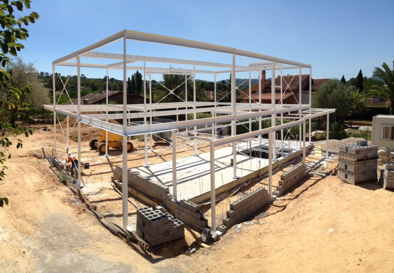 Construcción de estructura metálica para edificio mixto (Metal/Madera) en la localidad de Sant Cugat del Vallés.