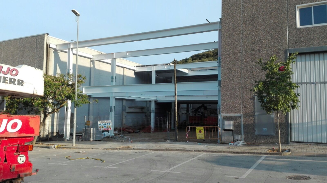 Nave estructural entre medianeras en la localidad de Arenys de Munt para la cual se empleo un sistema de pórticos mixtos de cara a reducir los tiempos de ejecución en obra.
