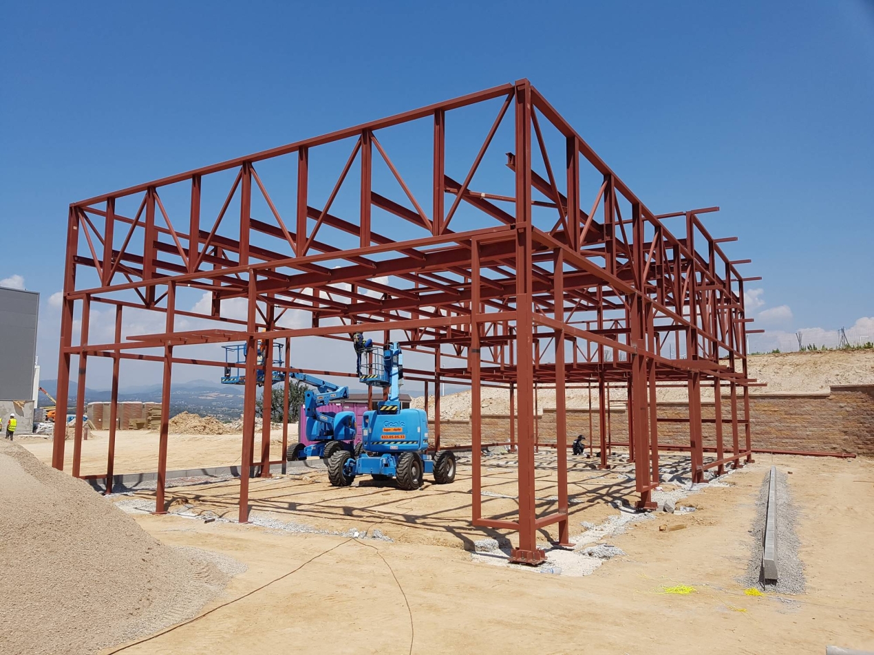 Construcción de edificación aislada para nueva concesión de Viena en la que se relizaron tanto la estructura primaria como la secundaria del edificio, en la localidad de Lliça de Vall, Barcelona.
