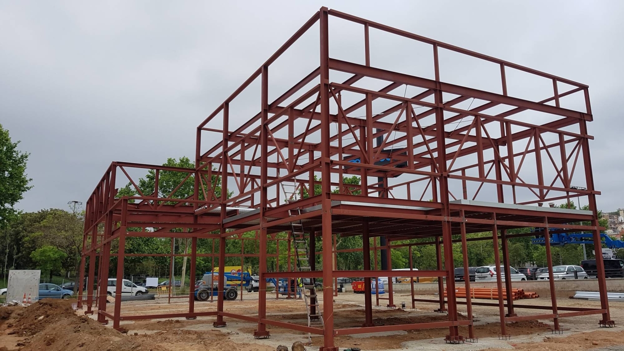 Construcción de edificación aislada para nueva concesión de Viena en la que se relizaron tanto la estructura primaria como la secundaria del edificio, en la localidad de Molins de Rei, Barcelona.