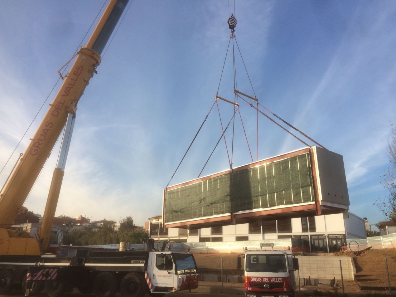 Ampliación de CEIP en Tordera mediante veintitres estructuras modulares de 15x4x4m donde además se instalo el puente de conexión y las escaleras de emergencia del edificio.