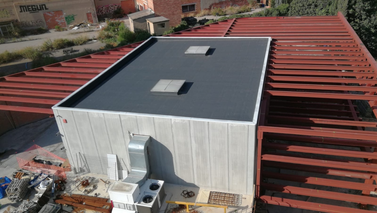 Obra para la ampliación de la fábrica de Miquel i Costas en Capellades así como la rehabilitación de dos edificios existentes para ubicar la sede corporativa. A destacar en los trabajos realizados la colocación de jácenas de gran canto en los edificios existentes y la celosía principal de la ampliación con una luz de treinta metros y 14 tn de peso.