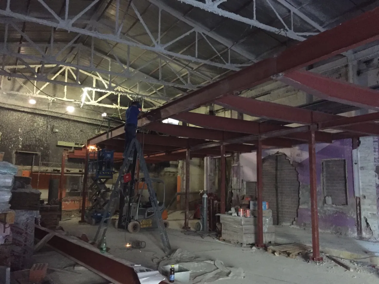 Trabajos en la sala Apolo de Barcelona, para modificación de los espacios iniciales a una nueva configuración de sala para lo cual se tuvieron que realizar numerosas actuaciones de refuerzo estructural.