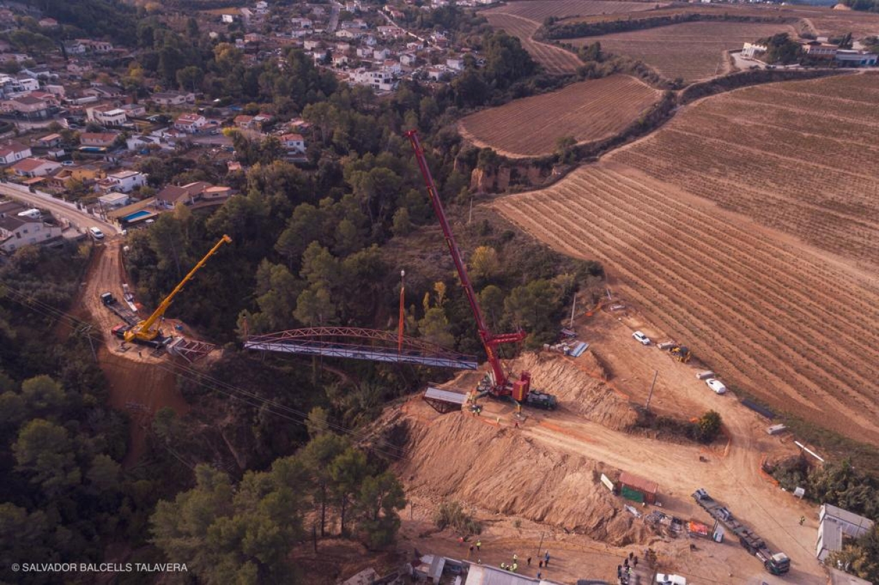 Pasarela metálica en la localidad de Masquefa.Con una longitud total de 72 metros y 3 metros de ancho, atirantada a arco con secciones tubulares, para el izado se precisaron de dos grúas móviles de gran tonelaje.