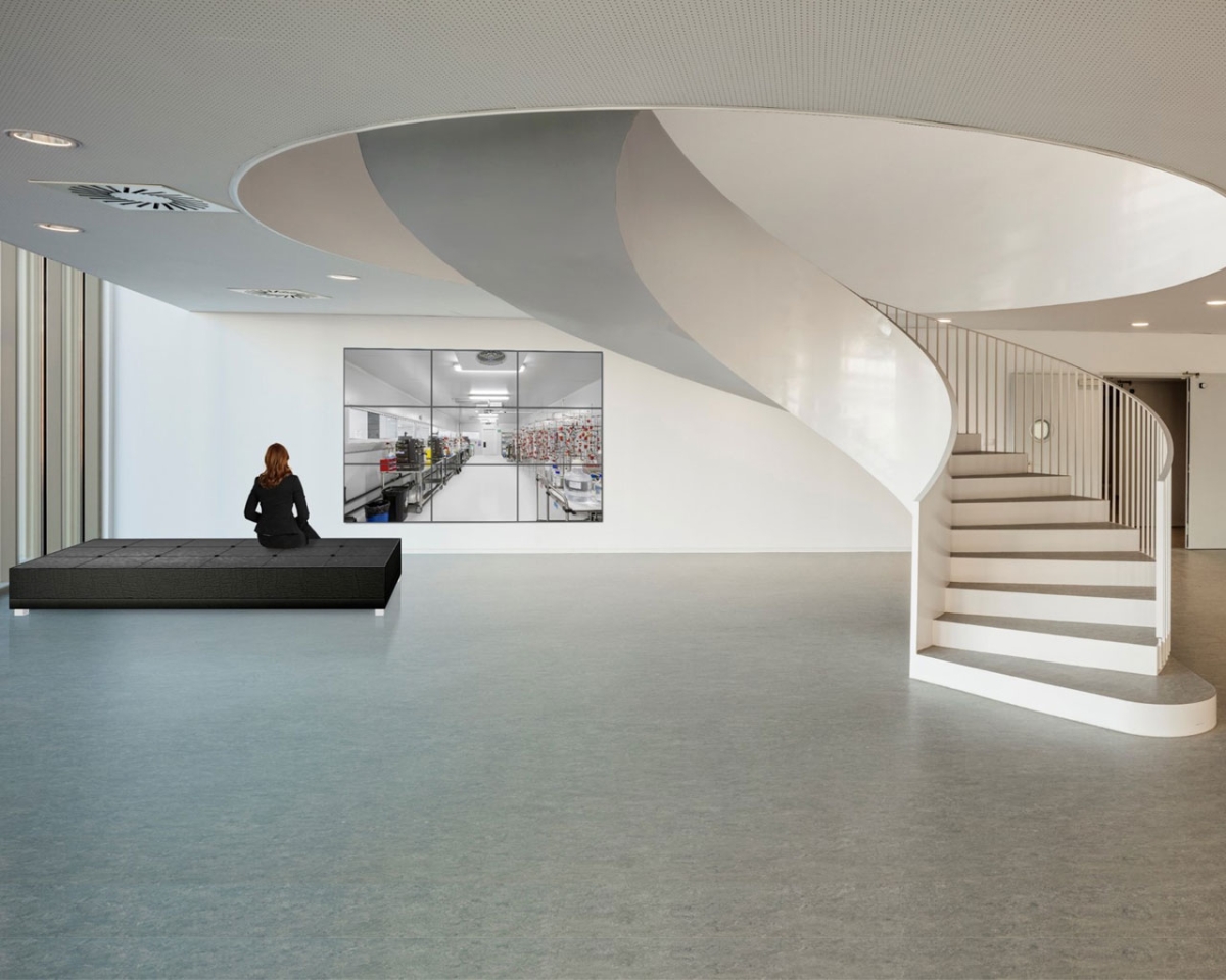 Ejecución de diversas partidas en la nueva sede central de la farmaceutica Biokit en Lliça de Vall, entre ellas las pasarelas de conexión entre los distintos edificio y la escalera helicoidal del vestibulo con un recorrido entre apoyos de 315º.