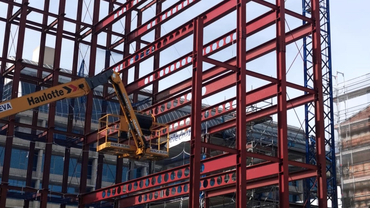 Bim Management desarrolla con personal propio todos los procesos que componen la ejecución de una estructura metálica desde el diseño hasta la entrega definitiva en obra, sin realizar subcontrataciones parciales que nos impidan intervenir en la ejecución  y que de esta manera nuestro cliente solo tenga un interlocutor desde el principio hasta el final.